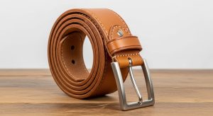 کمربند چرم گاوی طبیعی با دوخت دست‌دوز و سگک فلزی مقاوم